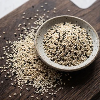 Raw sesame seeds